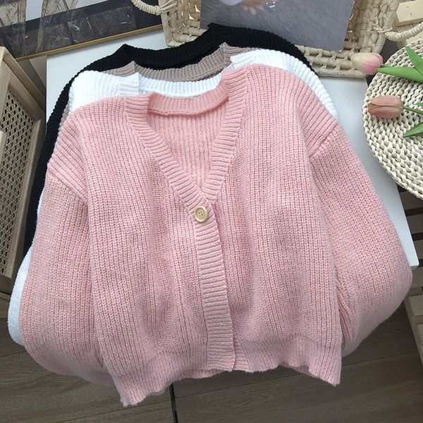 Cardigan de damă tricotat cu nasturi și decolteu spitz