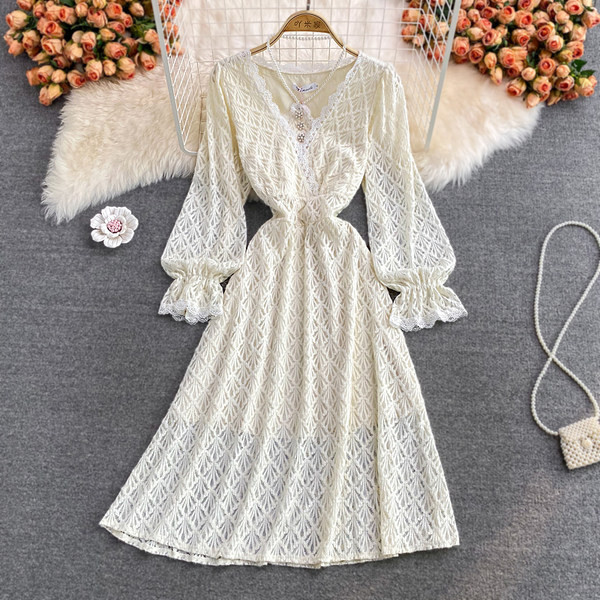 Rochie modernă de damă cu mâneci lungi și decolteu spitz