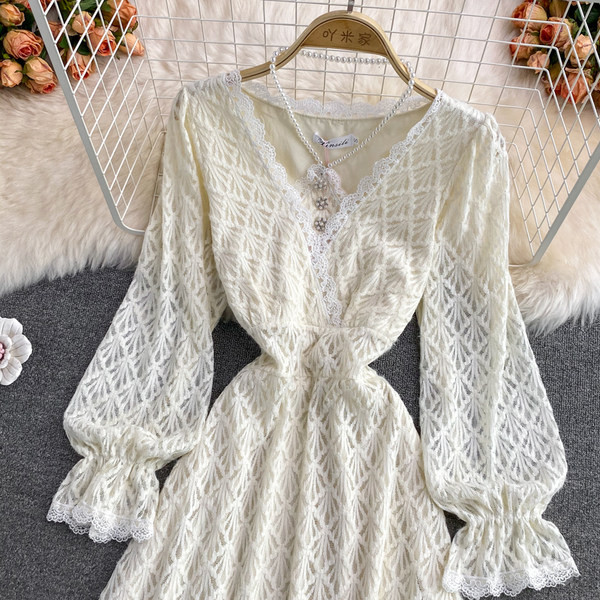 Rochie modernă de damă cu mâneci lungi și decolteu spitz