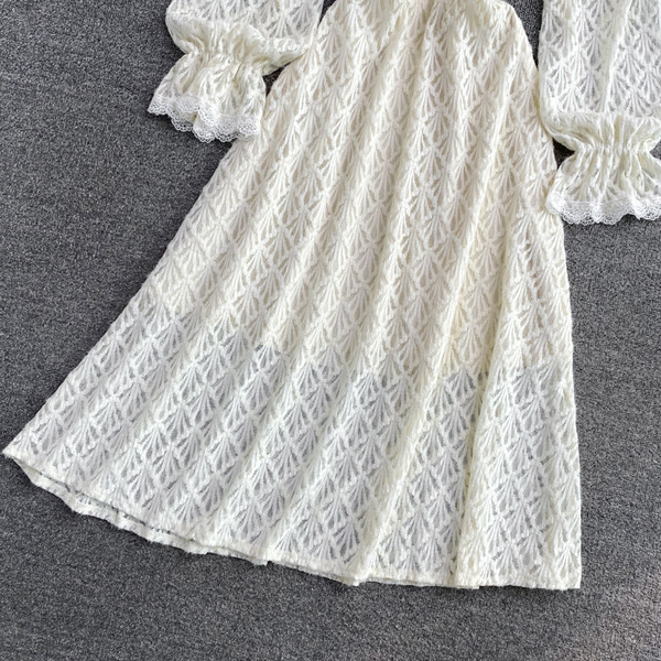 Rochie modernă de damă cu mâneci lungi și decolteu spitz