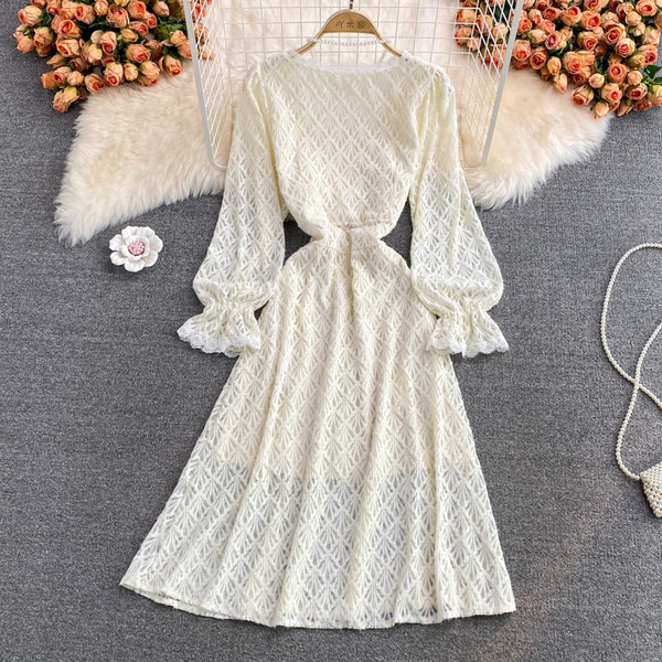 Rochie modernă de damă cu mâneci lungi și decolteu spitz