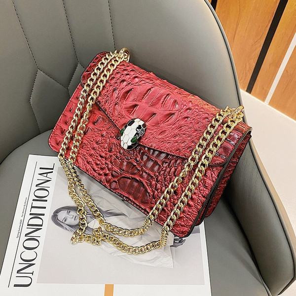 Geanta de dama din piele cu decor 3D si lant metalic