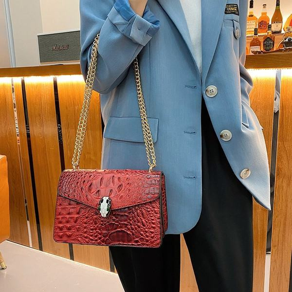 Geanta de dama din piele cu decor 3D si lant metalic