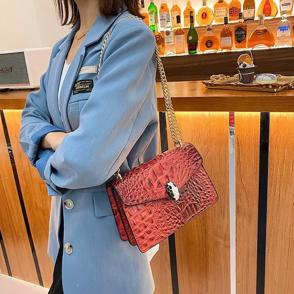 Geanta de dama din piele cu decor 3D si lant metalic