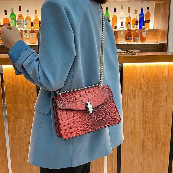 Geanta de dama din piele cu decor 3D si lant metalic