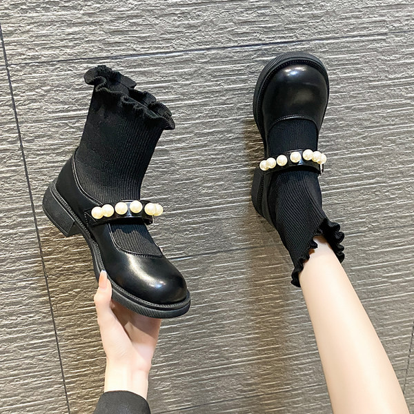 Model nou de cizme cu perle