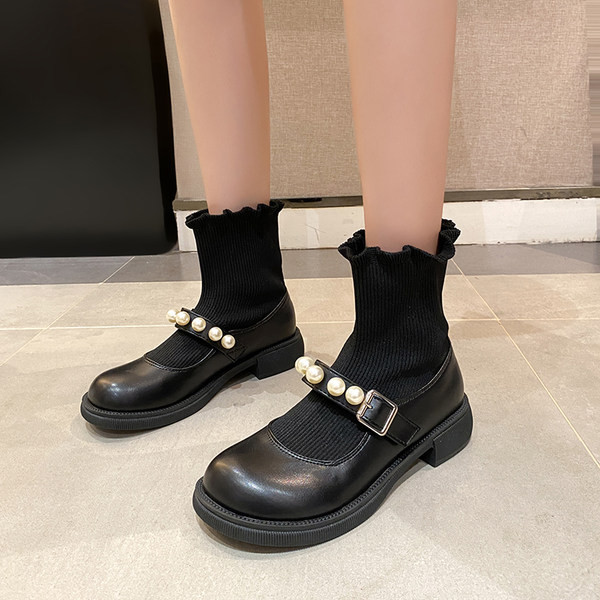 Model nou de cizme cu perle