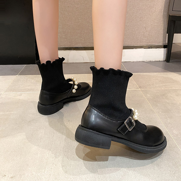 Model nou de cizme cu perle