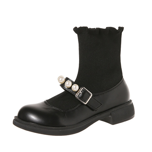 Model nou de cizme cu perle