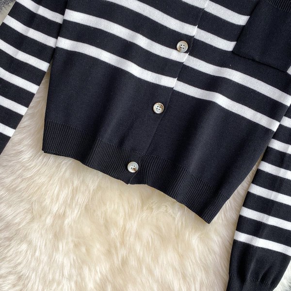 Vesta casual de dama cu nasturi alb-negru