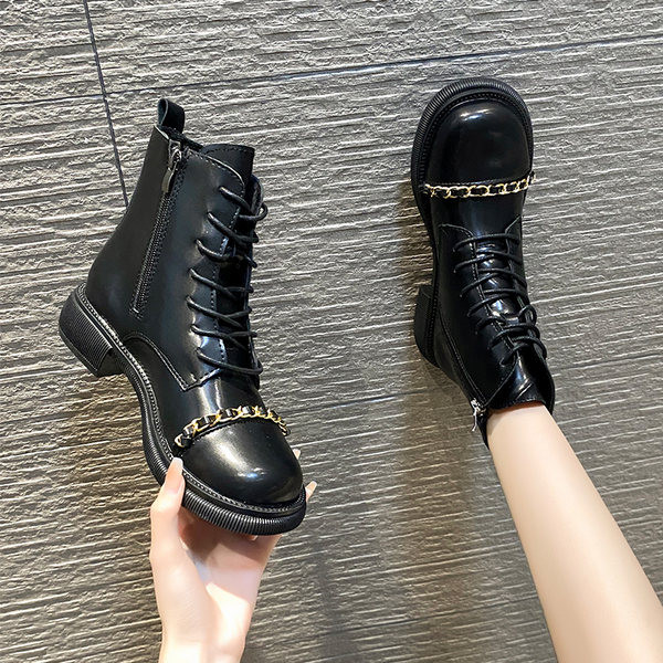 Cizme actuale din piele cu lant metalic