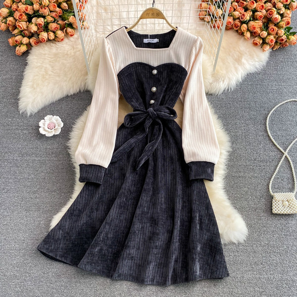 Rochie de dama din catifea cu decolteu patrat