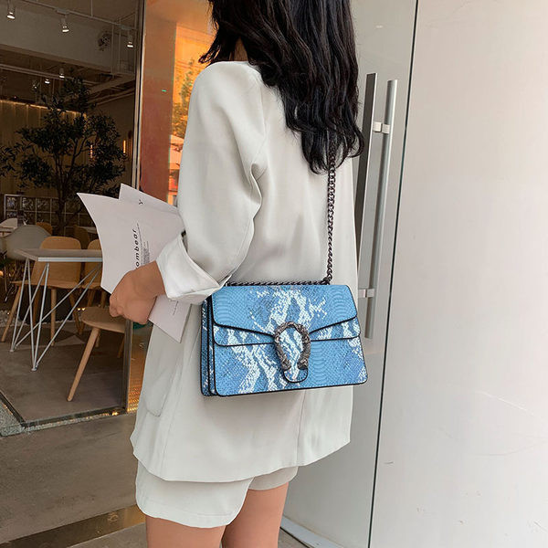 Geantă pătrată de damă cu imprimeu animal și element metalic