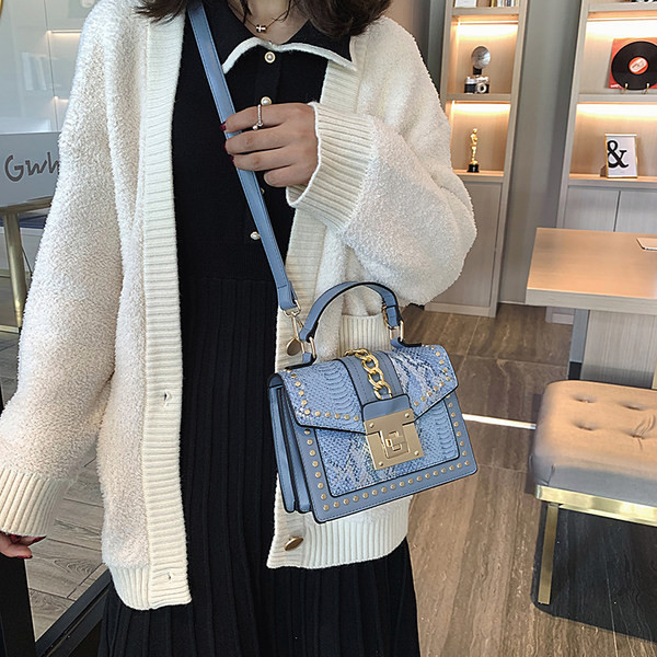 Geanta de dama moderna din piele ecologica cu nituri metalice si maner lung