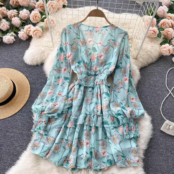 Rochie casual de dama cu model floral si decolteu spitz