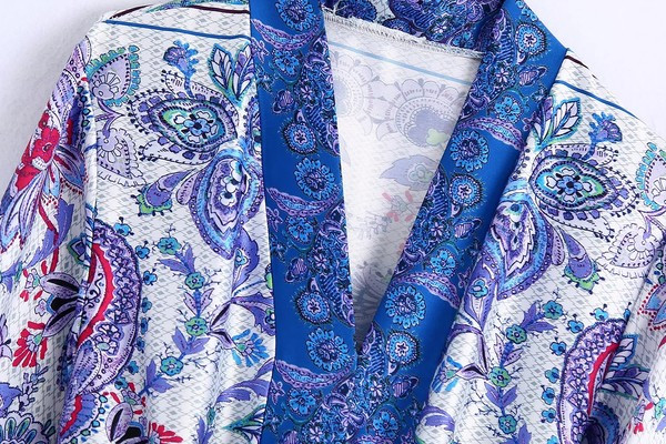 Rochie scurtă cu curea în talie și model floral