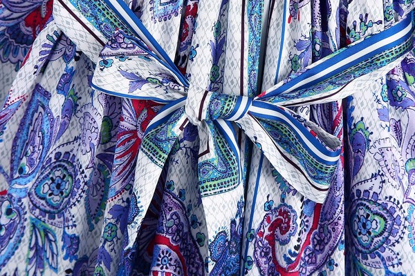 Rochie scurtă cu curea în talie și model floral