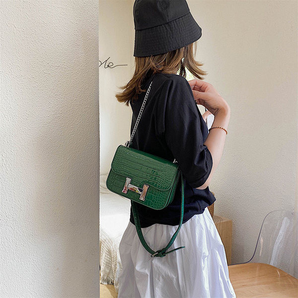 Geanta patrata de dama din piele ecologica cu element metalic