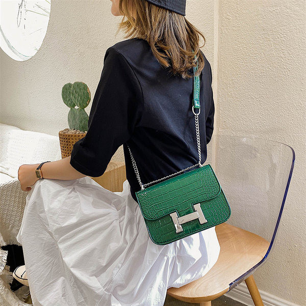 Geanta patrata de dama din piele ecologica cu element metalic