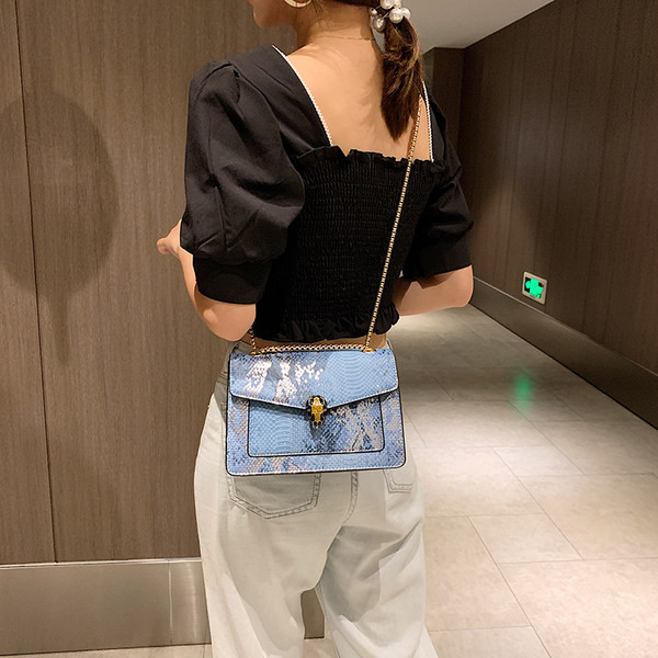 Geantă modernă cu formă pătrată și închidere metalică pentru femei