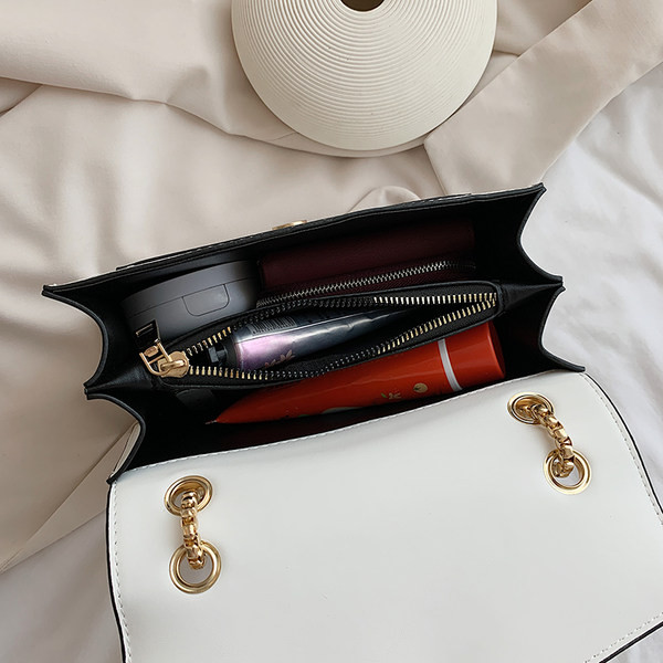 Geantă modernă cu formă pătrată și închidere metalică pentru femei