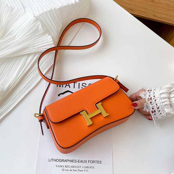 Geanta de dama cu inchidere metalica si maner lung - forma patrata