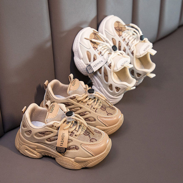 Adidași moderni cu șireturi și autocolant pentru fete