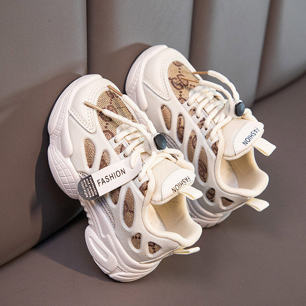 Adidași moderni cu șireturi și autocolant pentru fete