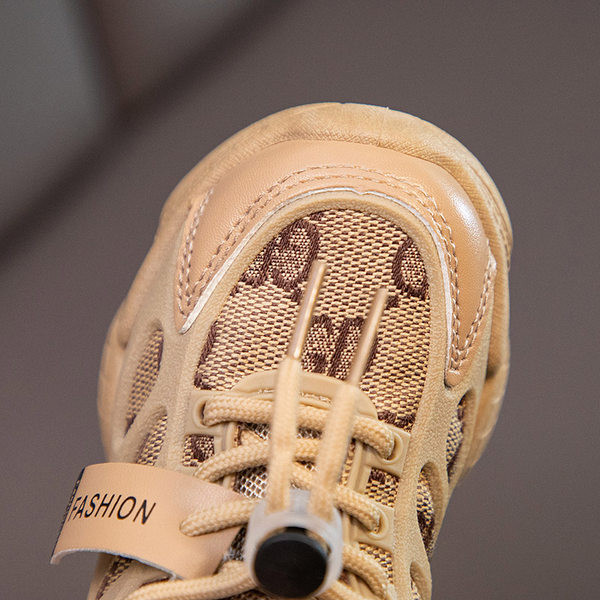 Adidași moderni cu șireturi și autocolant pentru fete