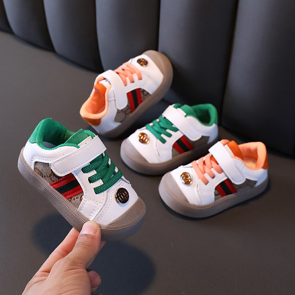 Adidasi moderni cu talpa plate si sireturi pentru baieti