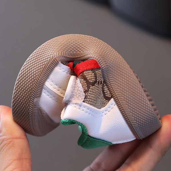 Adidasi moderni cu talpa plate si sireturi pentru baieti