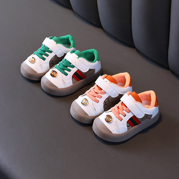 Adidasi moderni cu talpa plate si sireturi pentru baieti