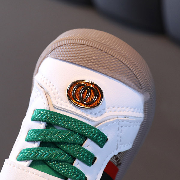 Adidasi moderni cu talpa plate si sireturi pentru baieti