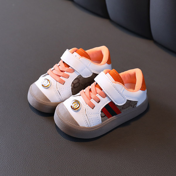 Adidasi moderni cu talpa plate si sireturi pentru baieti