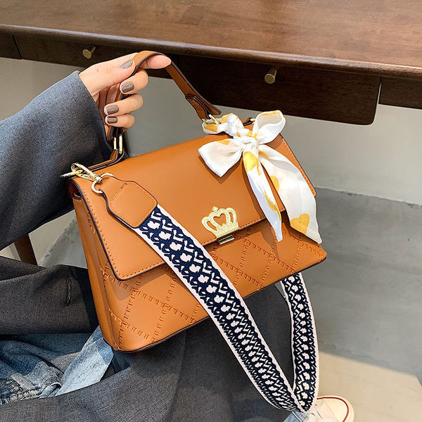 Geanta de dama moderna cu doua compartimente si decor metalic