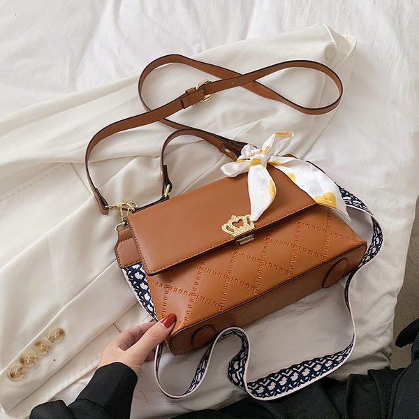 Geanta de dama moderna cu doua compartimente si decor metalic