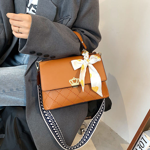 Geanta de dama moderna cu doua compartimente si decor metalic