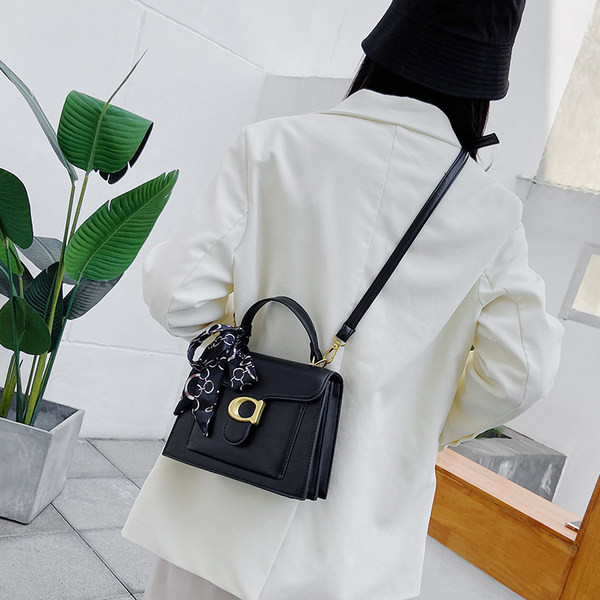 Geanta de dama cu compartimente din piele ecologica si element metalic