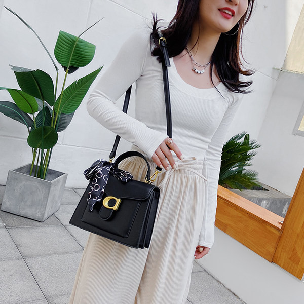 Geanta de dama cu compartimente din piele ecologica si element metalic