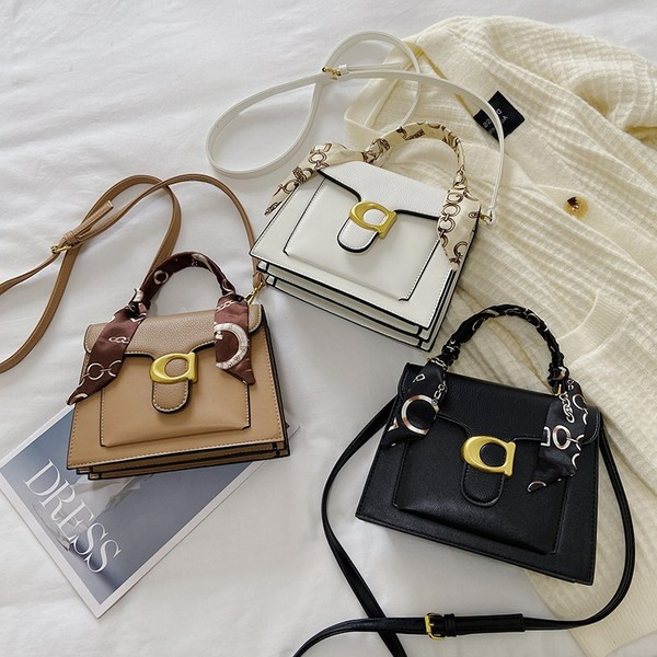 Geanta de dama cu compartimente din piele ecologica si element metalic