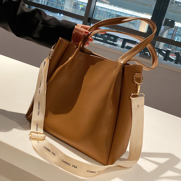 Geanta de dama din piele cu panglica si doua manere