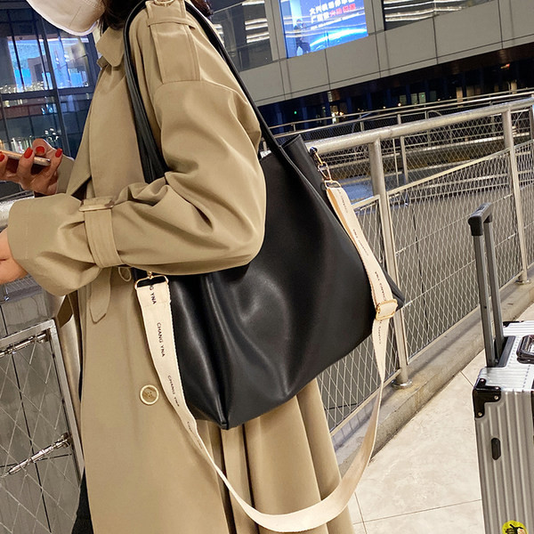 Geanta de dama din piele cu panglica si doua manere