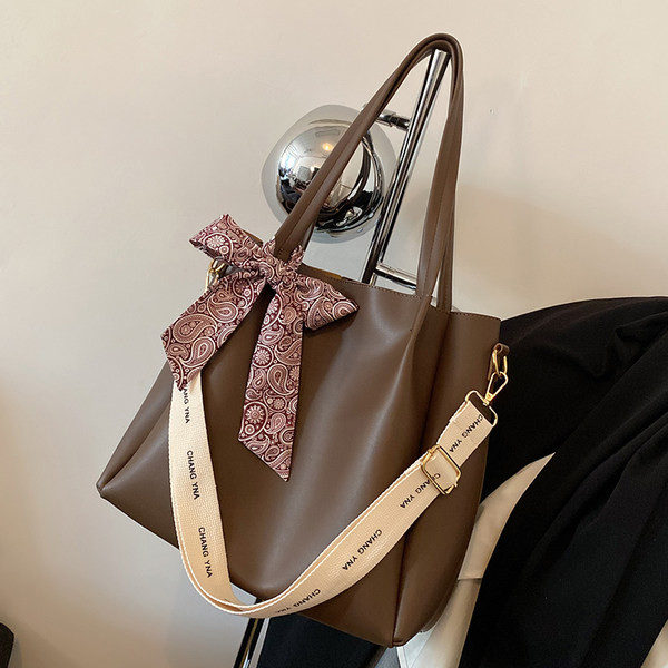 Geanta de dama din piele cu panglica si doua manere