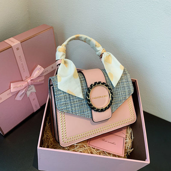 Geantă pătrată modernă cu element metalic și mâner textil lung