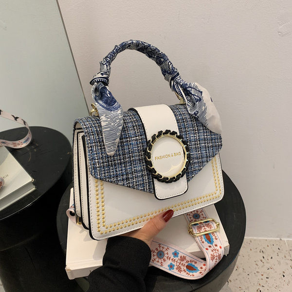 Geantă pătrată modernă cu element metalic și mâner textil lung