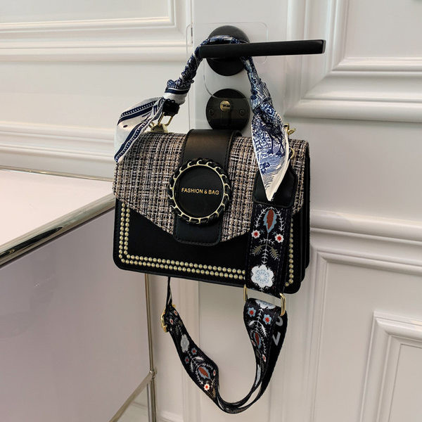 Geantă pătrată modernă cu element metalic și mâner textil lung