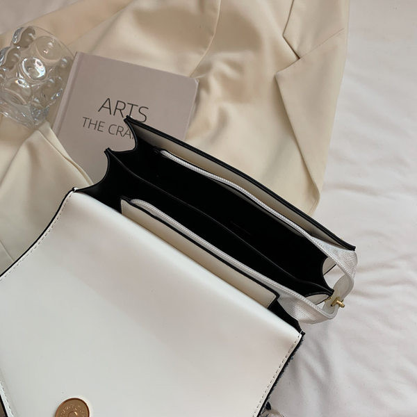 Geantă pătrată modernă cu element metalic și mâner textil lung