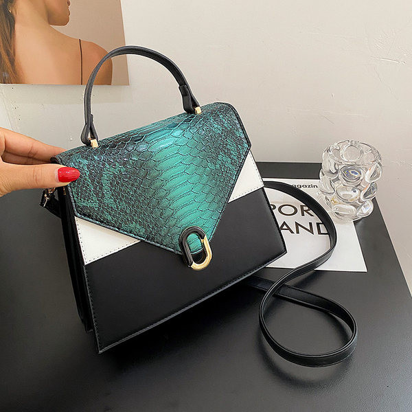 Geanta de dama cu imprimeu animal si inchizator metalic