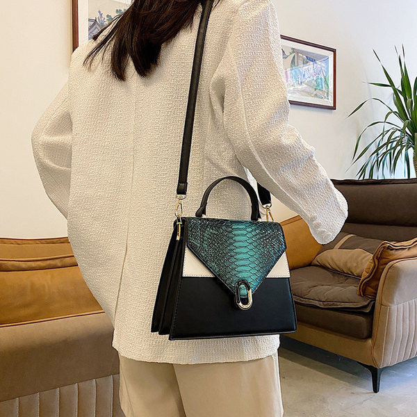 Geanta de dama cu imprimeu animal si inchizator metalic