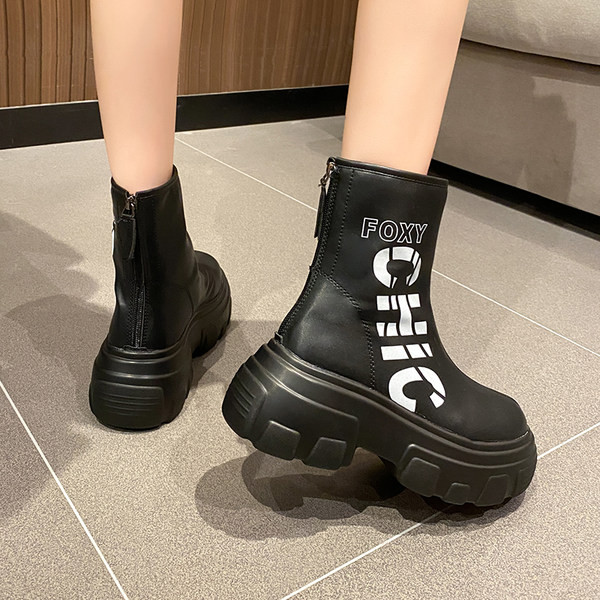 Cizme actuale cu inscripție - din piele ecologică